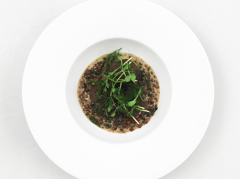 Krémový šošovicový prívarok so špenátom, mäsovými guličkami a kyslou smotanou