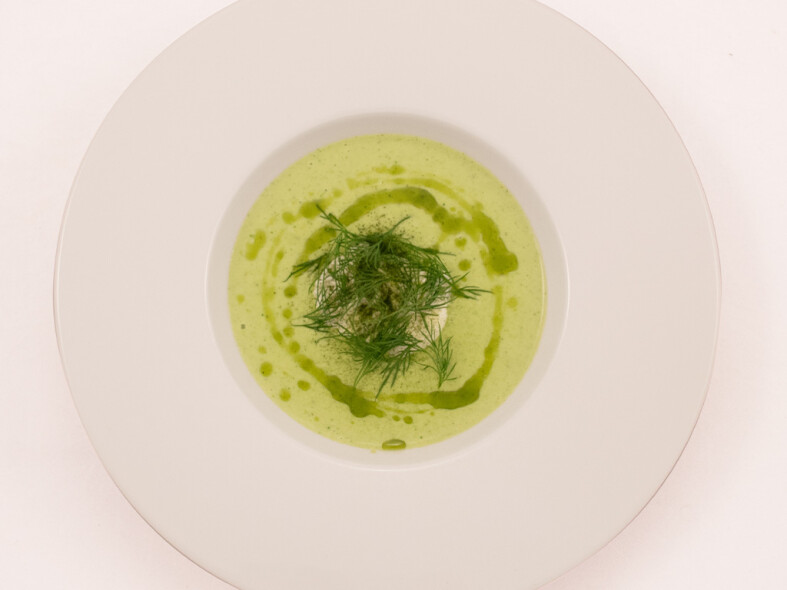 Jemný krém z jarného póru, bieleho vína a špenátu so strateným vajíčkom a čerstvým kôprom image