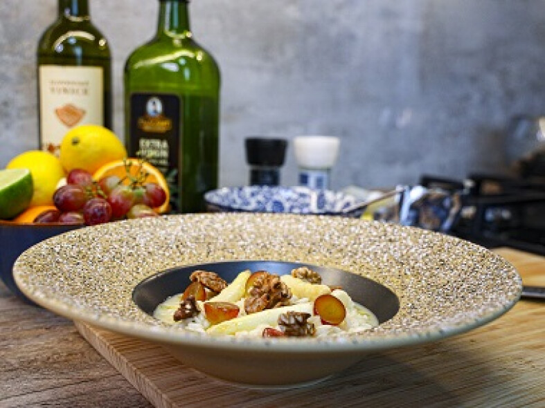 Špargľové rizoto s pečenými orechmi a modrým hroznom